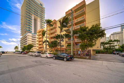 600 NE 25th St # 52, Miami FL 33137