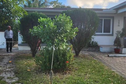 1270 NE 143rd St, North Miami FL 33161