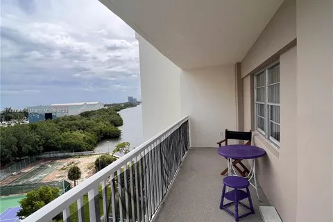 300 Bayview Dr # 915, Sunny Isles Beach FL 33160