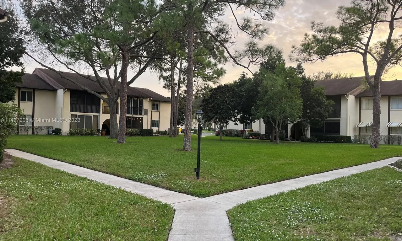 114 Lake Pine Cir # 2, Green Acres FL 33463