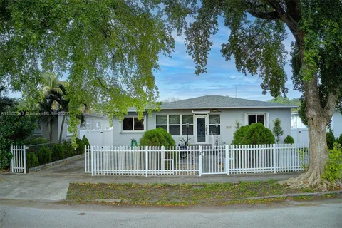 1923 Dewey St, Hollywood FL 33020