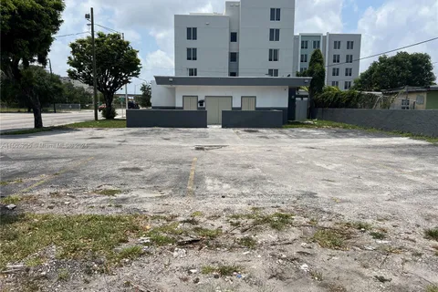 2451 NW 54th St, Miami FL 33142