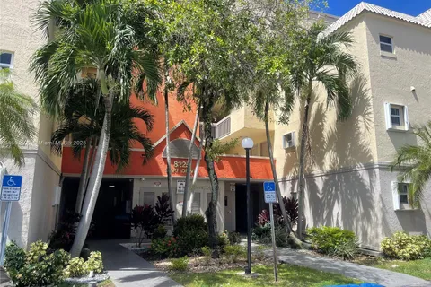 8225 Lake Dr # 502, Doral FL 33166