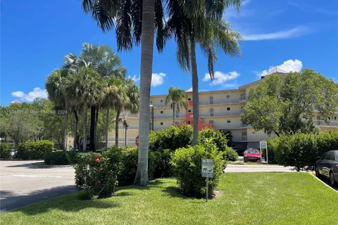 8290 Lake Dr # 223, Doral FL 33166