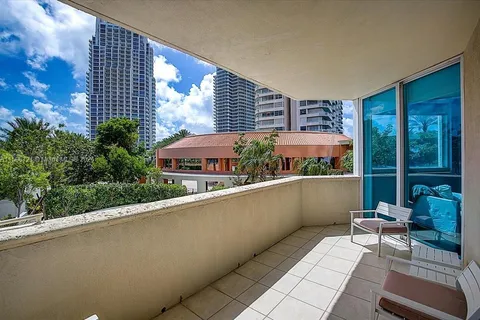 300 S Pointe Dr # 405, Miami Beach FL 33139