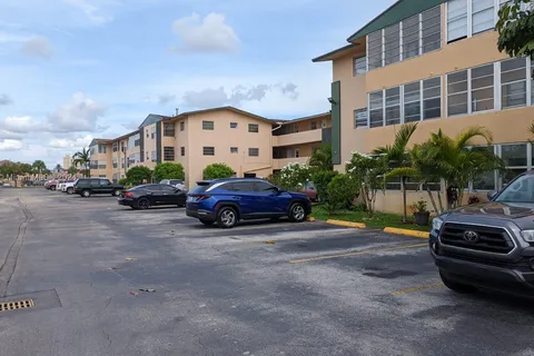 110 Royal Palm Rd # 305, Hialeah Gardens FL 33016