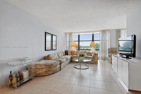 1000 Parkview Dr # 423, Hallandale Beach FL 33009