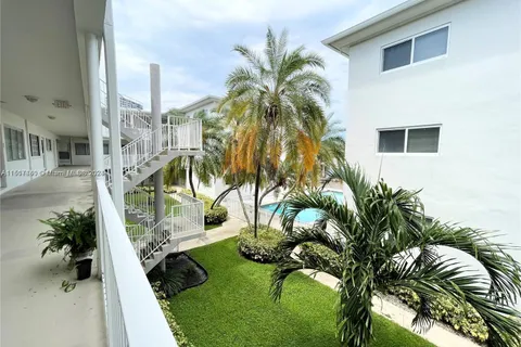 462 Golden Isles Dr # 211, Hallandale Beach FL 33009