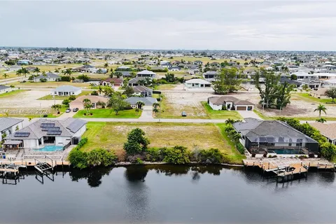 718 NW 38 pl, Cape Coral FL 33993