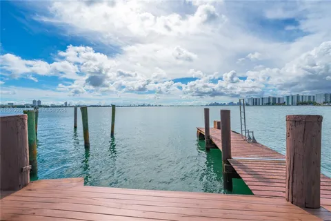 1920 Bay Dr, Miami Beach FL 33141