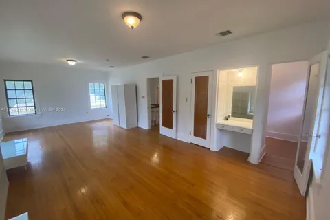 8900 NE 1st Ave # 1, El Portal FL 33138