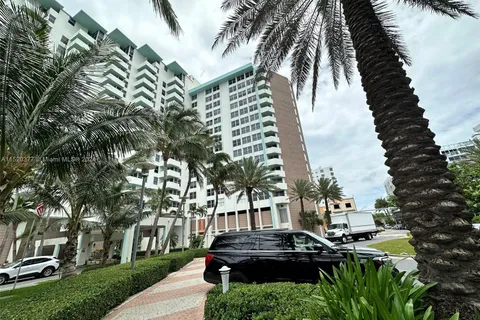 2899 Collins Ave # 708, Miami Beach FL 33140