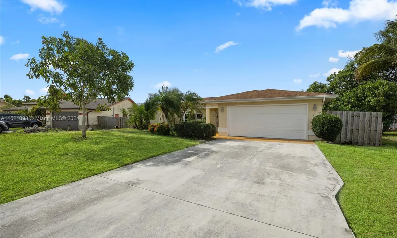 527 SE Cliff Rd, Port St. Lucie FL 34984