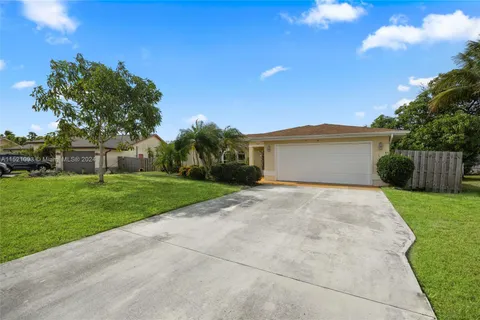 527 SE Cliff Rd, Port St. Lucie FL 34984