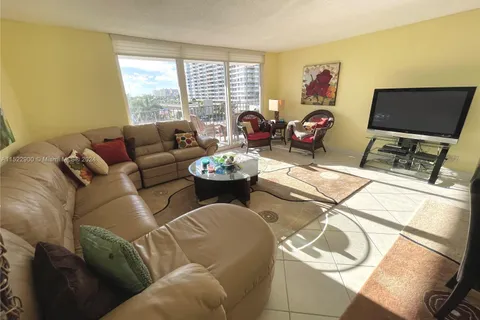 2030 S Ocean Dr # 327, Hallandale Beach FL 33009