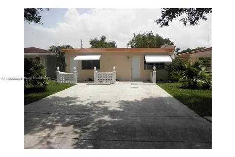 5636 Hayes St, Hollywood FL 33021