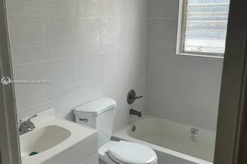 5636 Hayes St, Hollywood FL 33021