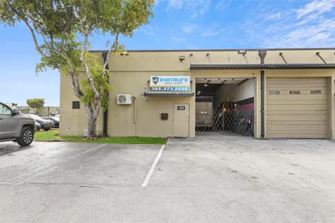 7234 NW 25th St, Miami FL 33122