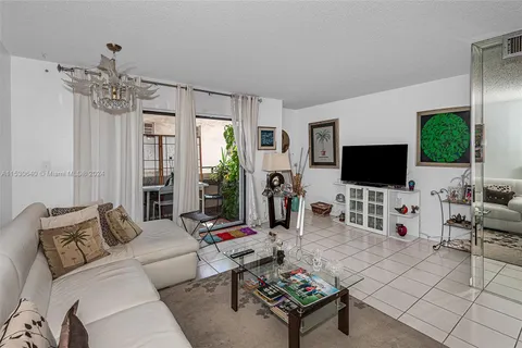 6880 Abbott Ave # 212, Miami Beach FL 33141