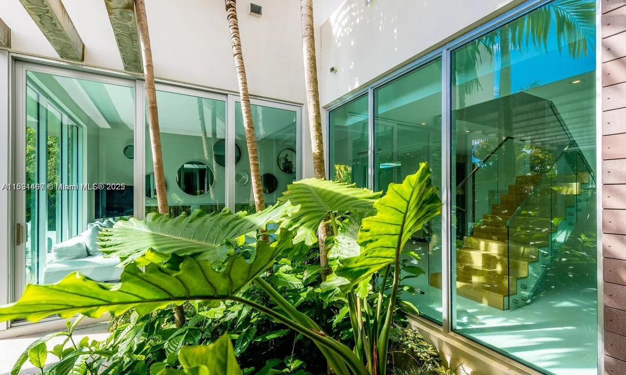 320 W Heather Dr, Key Biscayne FL 33149