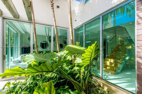 320 W Heather Dr, Key Biscayne FL 33149