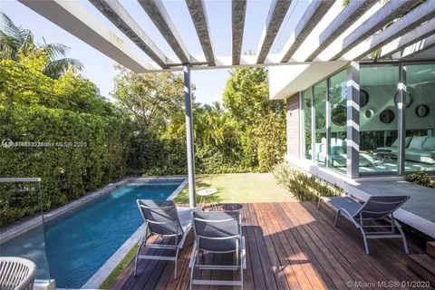 320 W Heather Dr, Key Biscayne FL 33149