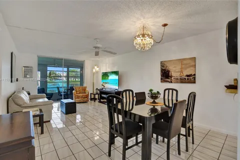 9421 Sunrise Lakes Blvd # 101, Sunrise FL 33322