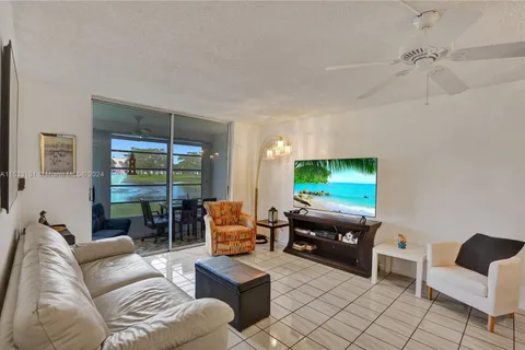 9421 Sunrise Lakes Blvd # 101, Sunrise FL 33322