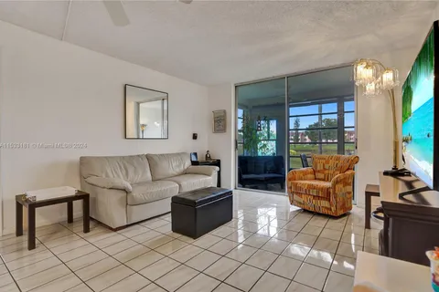 9421 Sunrise Lakes Blvd # 101, Sunrise FL 33322