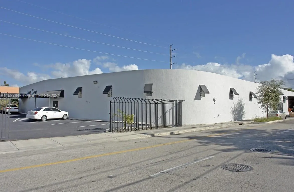 1515 NW 22nd St, Miami FL 33142