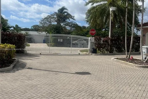 2333 SE 5th St # 2333, Pompano Beach FL 33062
