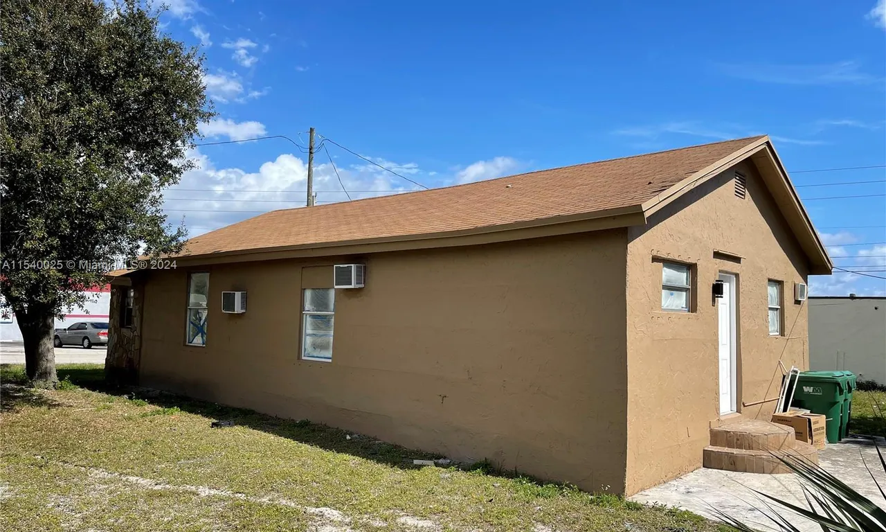 1021 W 33rd St, Riviera Beach FL 33404