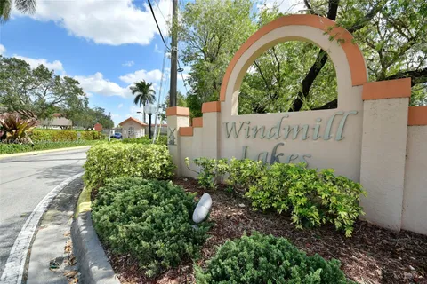 8621 SW 5th St # 206, Pembroke Pines FL 33025