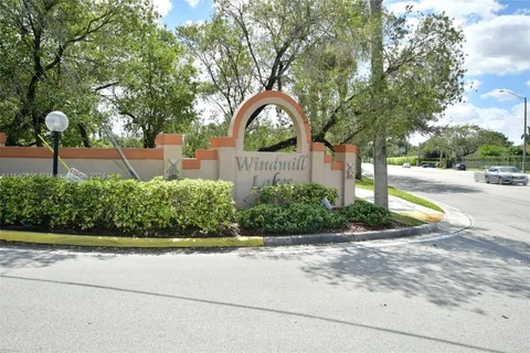 8621 SW 5th St # 206, Pembroke Pines FL 33025