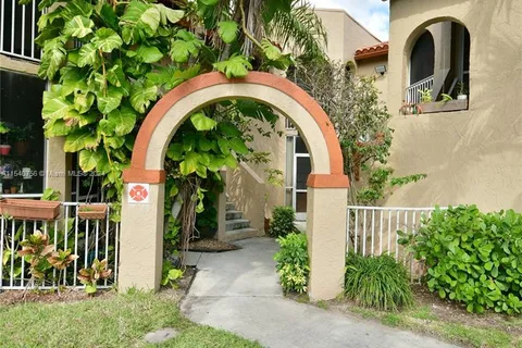 8621 SW 5th St # 206, Pembroke Pines FL 33025