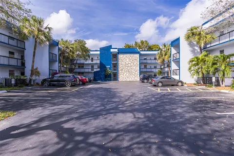 3150 Holiday Springs Blvd # 305, Margate FL 33063