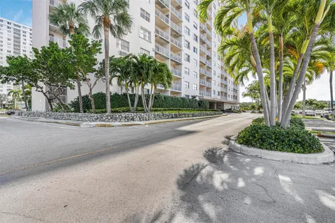 400 Kings Point Dr # 831, Sunny Isles Beach FL 33160