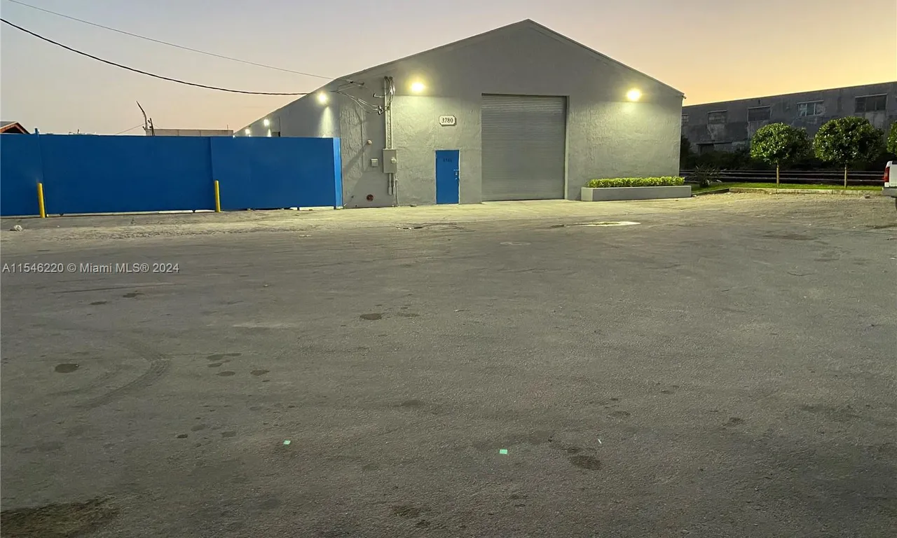 3780 NW 52nd St, Hialeah FL 33142