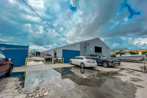 3780 NW 52nd St, Hialeah FL 33142