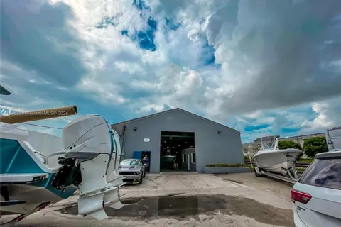 3780 NW 52nd St, Hialeah FL 33142