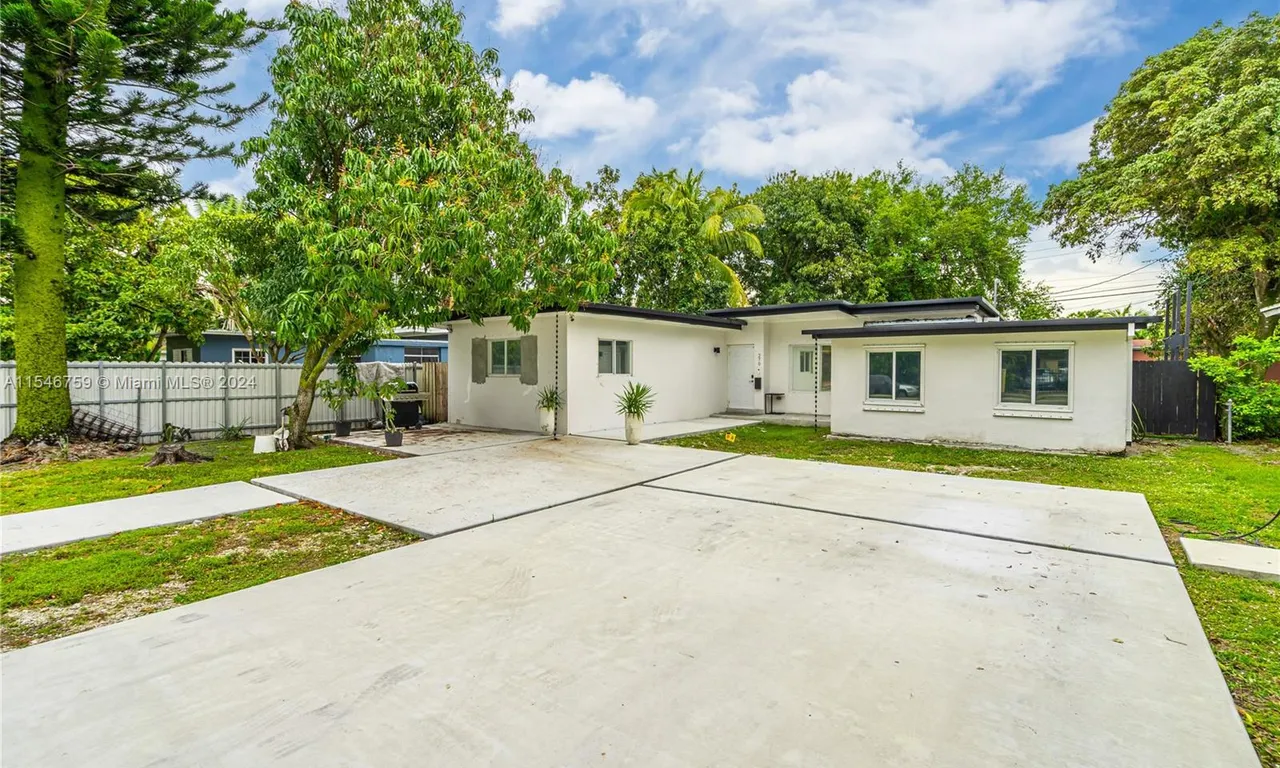 270 NW 104th St, Miami FL 33150