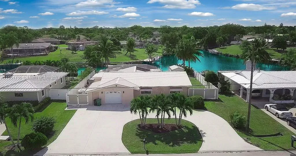 667 SE Calmoso Dr, Port St. Lucie FL 34983