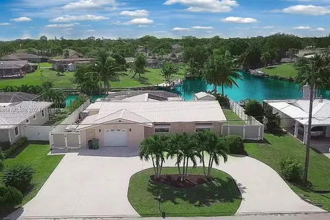 667 SE Calmoso Dr, Port St. Lucie FL 34983