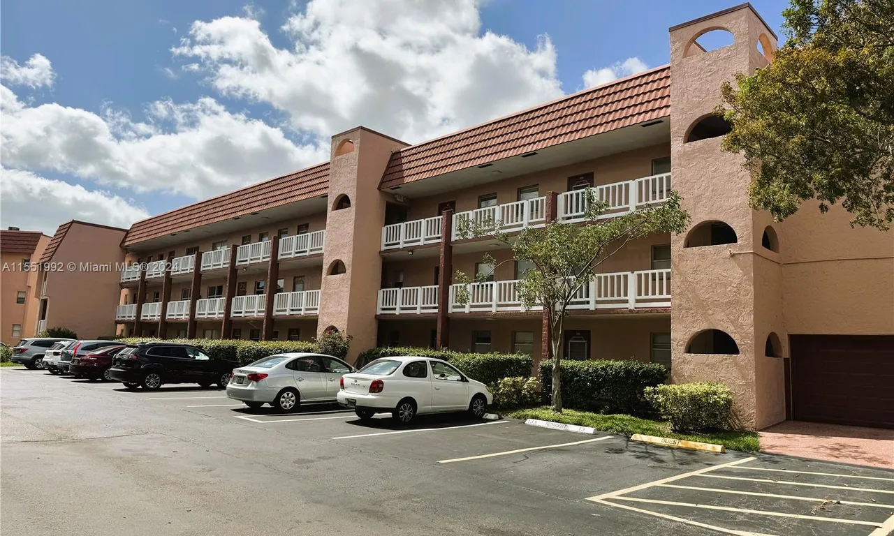 9480 Sunrise Lakes Blvd # 204, Sunrise FL 33322