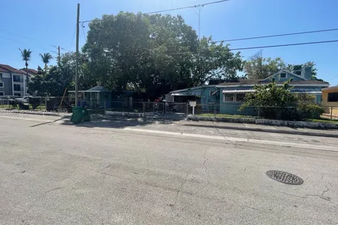 1018 NW 26th St, Miami FL 33127