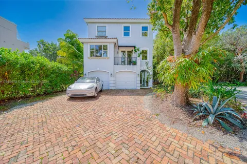 5867 Paradise Point Dr, Palmetto Bay FL 33157