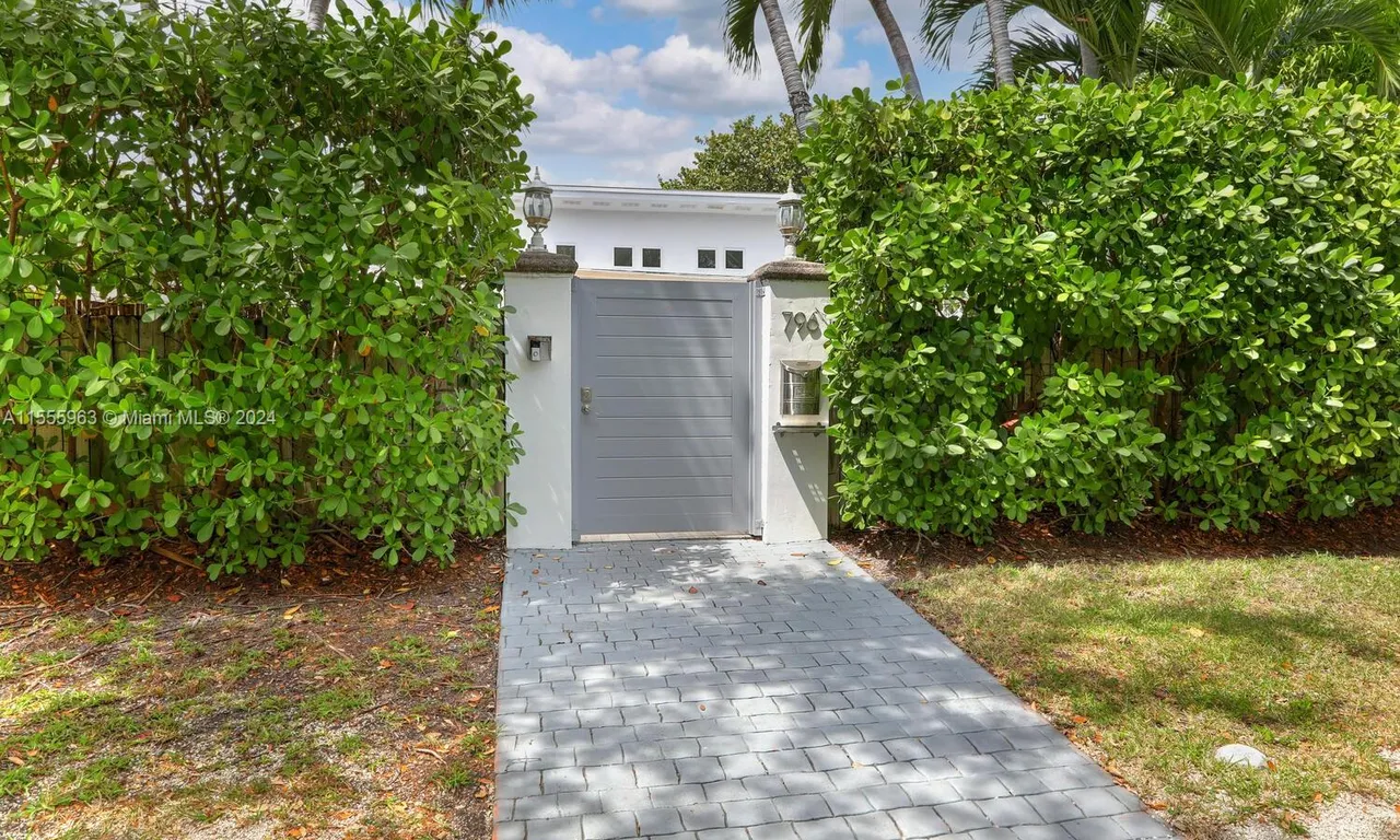 796 Glenridge Rd, Key Biscayne FL 33149