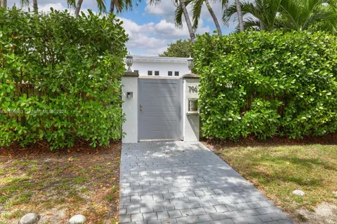 796 Glenridge Rd, Key Biscayne FL 33149