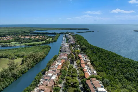 6206 Paradise Point Dr, Palmetto Bay FL 33157