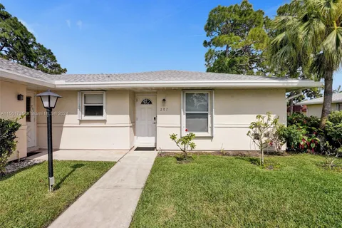 207 Cape Cod Cir, Lake Worth FL 33467